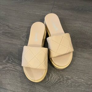 L’Intervalle Nude Platform Slides